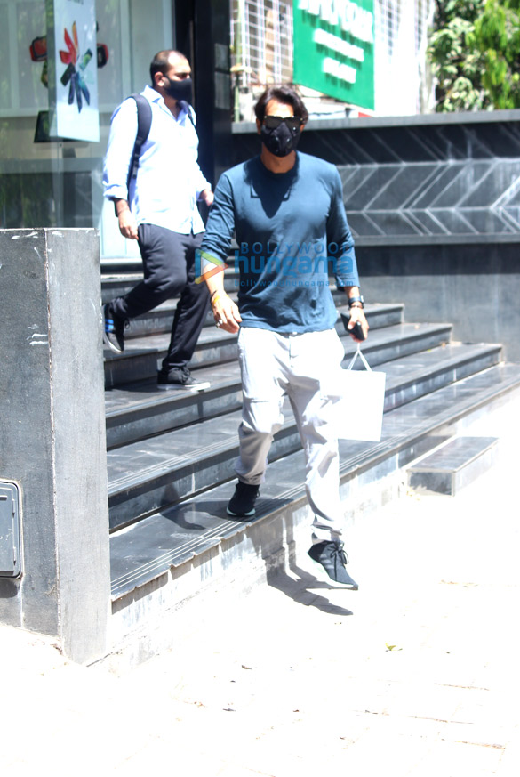 photos arjun rampal snapped at the mapple store in bandra 1