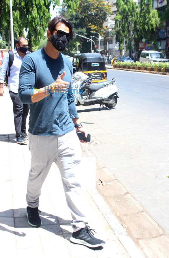 photos arjun rampal snapped at the mapple store in bandra 3