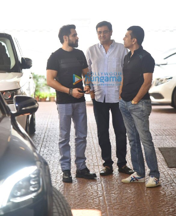 photos emraan hashmi rumi jaffery and anand pandit snapped in juhu 5