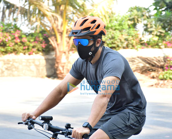 photos emraan hashmi spotted at bandstand with his wife 1