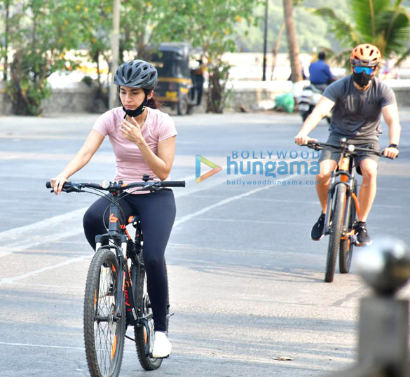 photos emraan hashmi spotted at bandstand with his wife 6