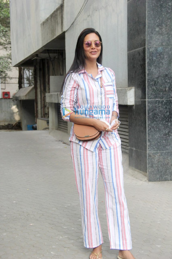 Photos: Esha Gupta snapped in Bandra Photos: Esha Gupta snapped in Bandra