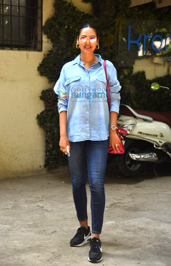 Photos: Esha Gupta spotted at Kromakay salon in Juhu Photos: Esha Gupta spotted at Kromakay salon in Juhu