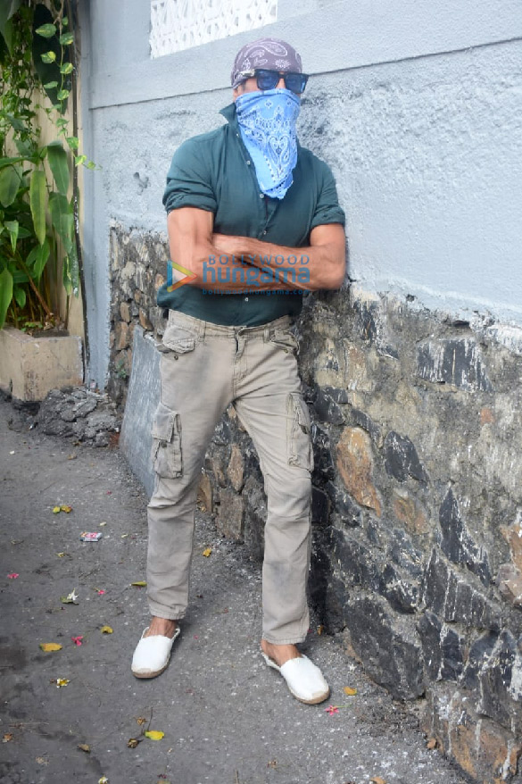 photos jackie shroff snapped at a clinic in bandra 2