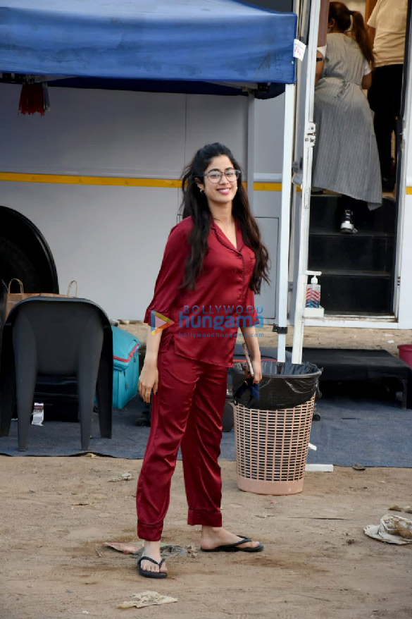photos janhvi kapoor spotted at versova for an ad shoot 3