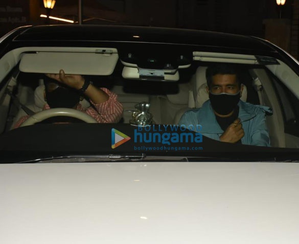 photos kareena kapoor khan manish malhotra and amrita arora snapped at karan johars house in khar 6