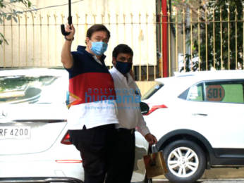 Photos: Kareena Kapoor Khan and Randhir Kapoor spotted at Karisma Kapoor's house
