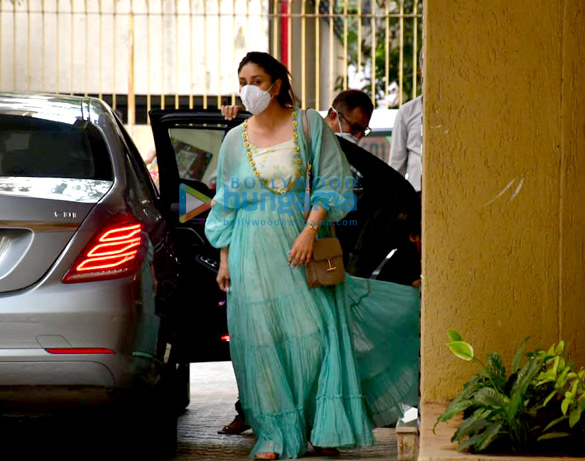 photos kareena kapoor khan and randhir kapoor spotted at karisma kapoors house 6