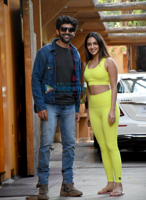 photos kartik aaryan and kiara advani snapped at a dance class in juhu 4 2