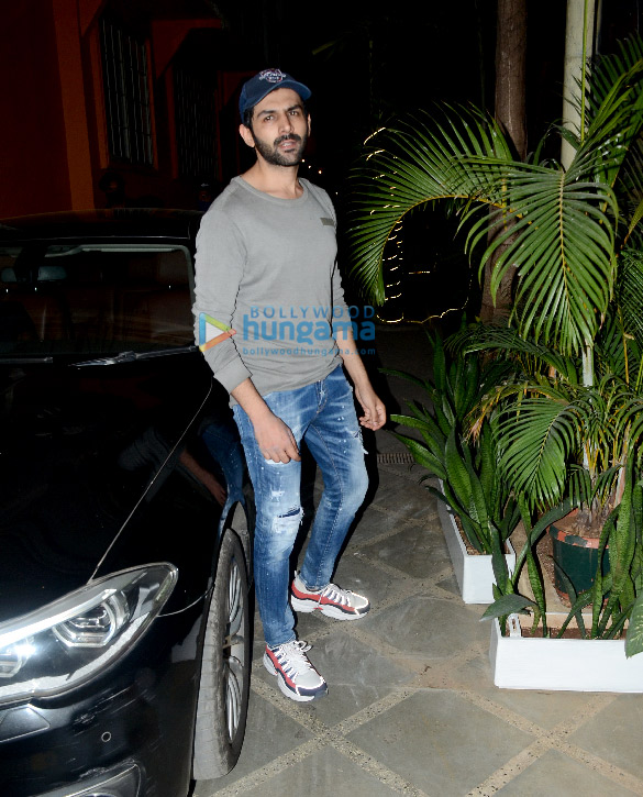 photos kartik aaryan snapped at a dance class in juhu 2