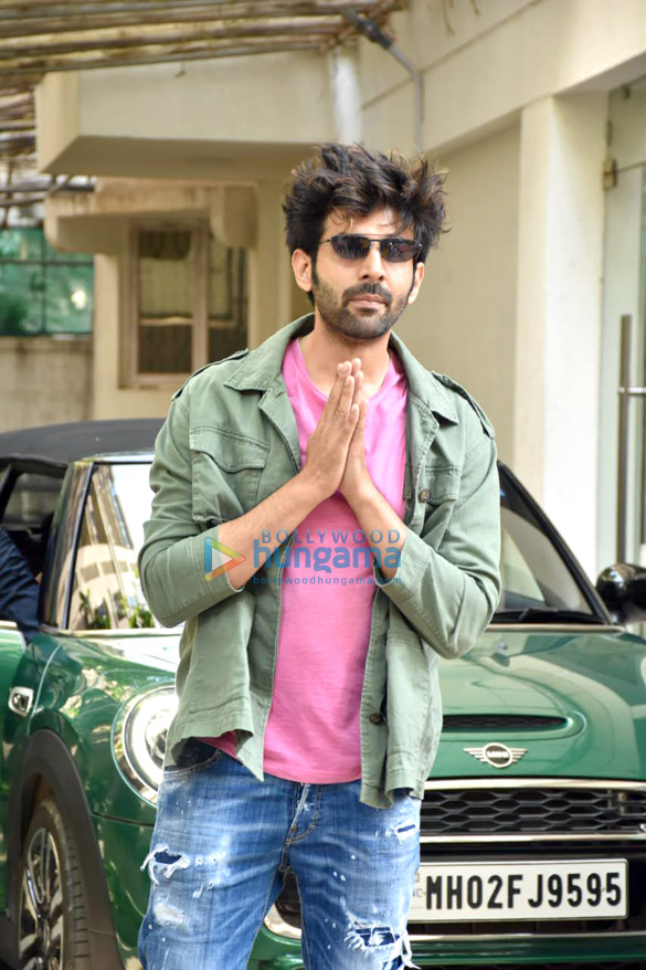 Photos: Kartik Aaryan snapped at a dubbing studio in Juhu Photos: Kartik Aaryan snapped at a dubbing studio in Juhu