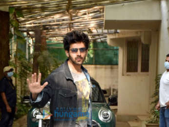 Photos: Kartik Aaryan snapped at a dubbing studio in Juhu