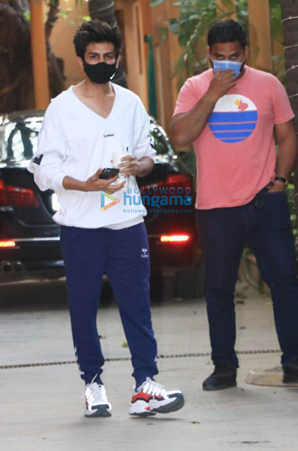 photos kartik aaryan snapped at dance class in andheri 3 4