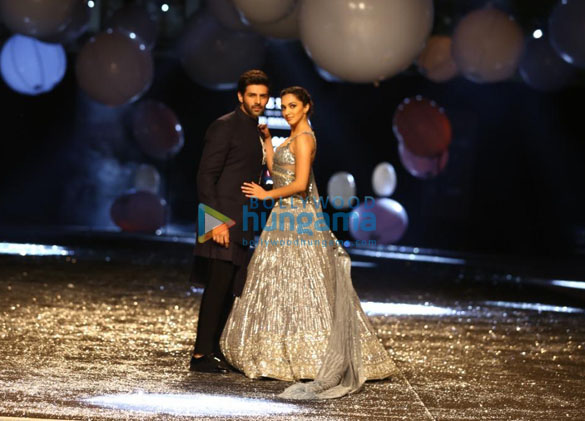 photos kiara advani and kartik aaryan walk the ramp for manish malhotra at lakme fashion week 2021 9