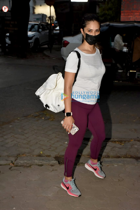 photos kim sharma and sanya malhotra snapped at siddharth roy kapurs office in khar 2