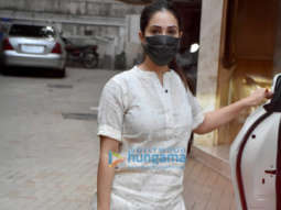 Photos: Kim Sharma spotted in Khar