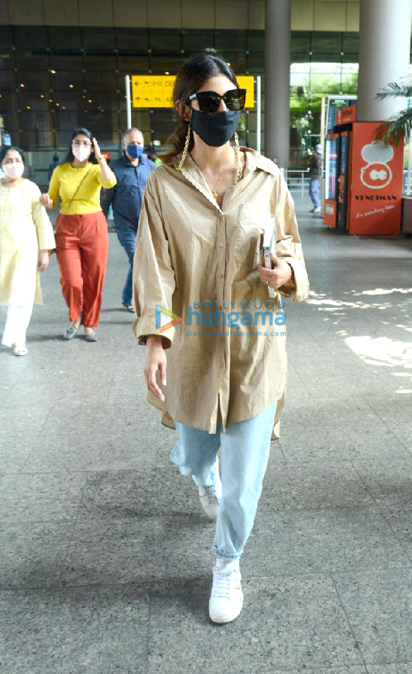 Photos: Mouni Roy, Diana Penty and others snapped at the airport Photos: Mouni Roy, Diana Penty and others snapped at the airport