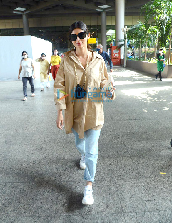photos mouni roy diana penty and others snapped at the airport 4