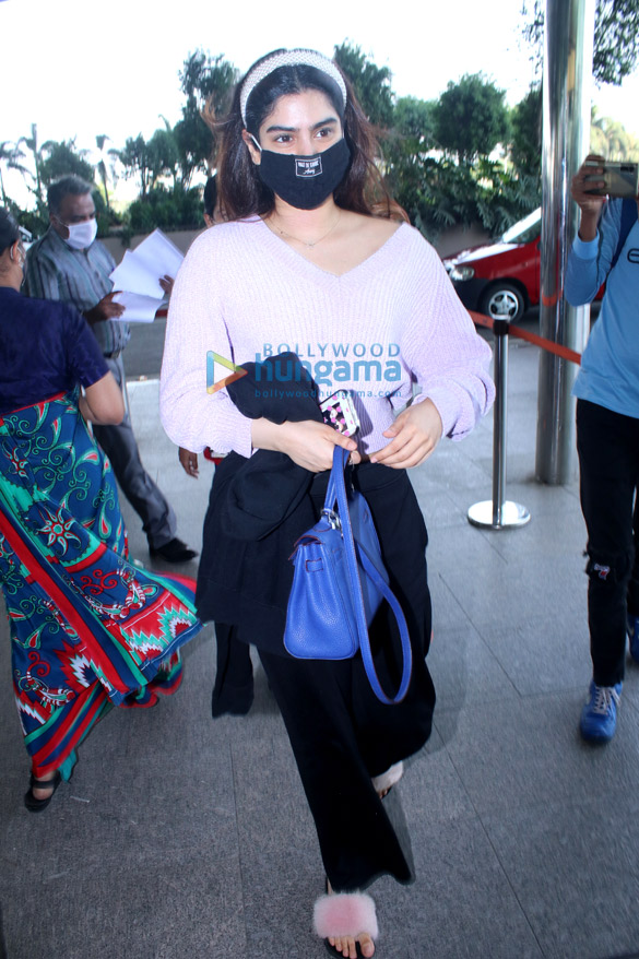 photos nimrat kaur poonam pandey nikhil dwivedi and others snapped at the airport1 3