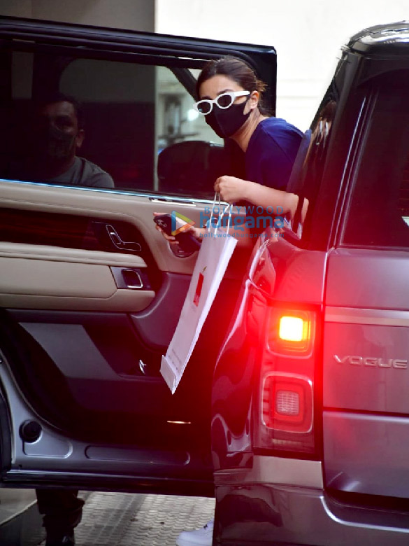photos parineeti chopra spotted at a clinic in bandra 3