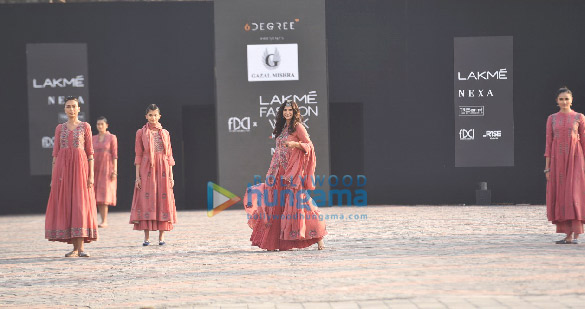photos pooja hegde lara dutta aahana kumra divya khosla kumar and hina khan walk the ramp at lakme fashion week 2021 6