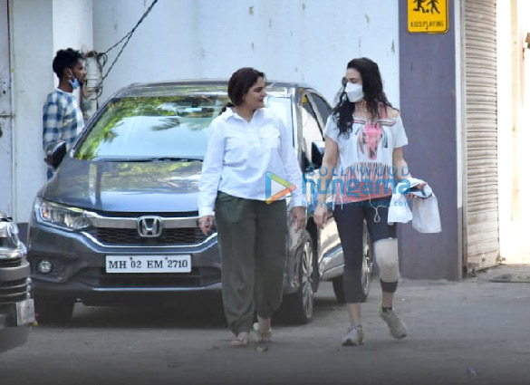 Photos: Preity Zinta spotted at Salman Khan’s house in Bandra Photos: Preity Zinta spotted at Salman Khan’s house in Bandra