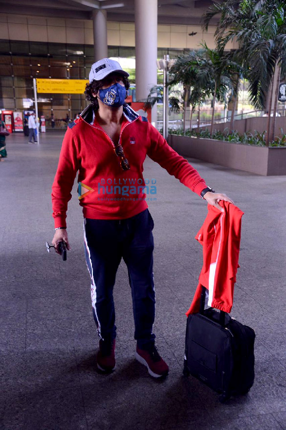 photos rajkummar rao patralekha sunny deol and sonu nigam snapped at the airport 2 2