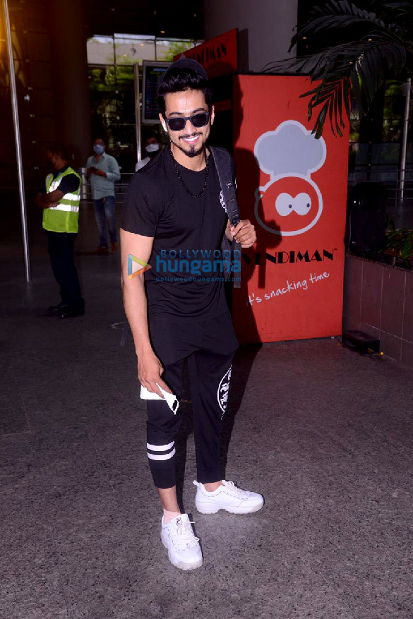 photos rajkummar rao patralekha sunny deol and sonu nigam snapped at the airport_ 3