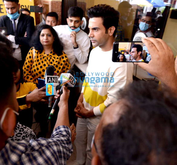 photos rajkummar rao snapped selling tickets to his film roohi 2