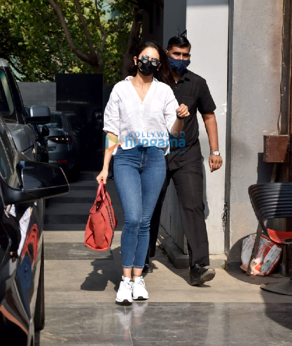 photos rakul preet singh snapped at pooja films office in juhu 4