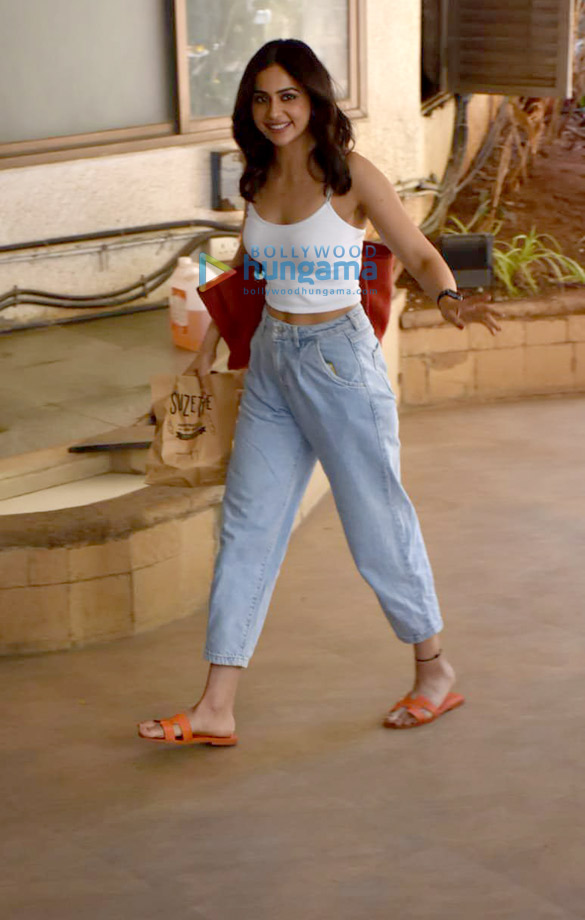 photos rakul preet singh spotted at bandra 4