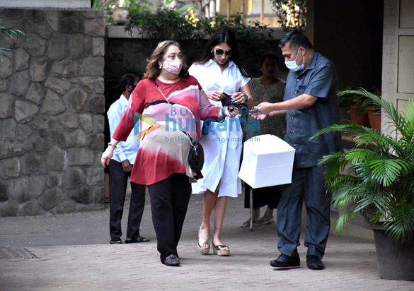 photos randhir kapoor neetu kapoor and others snapped at kareena kapoor khans house in bandra 3