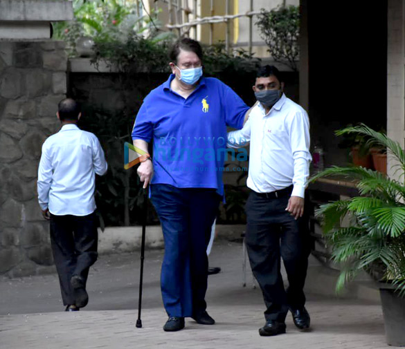 photos randhir kapoor neetu kapoor and others snapped at kareena kapoor khans house in bandra 6