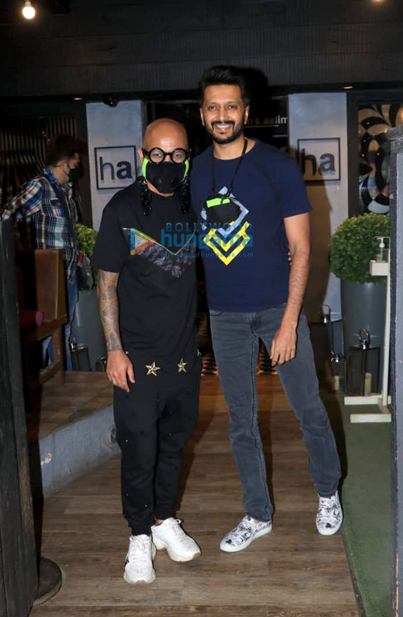 photos riteish deshmukh snapped at hakims aalim salon in bandra 1 2