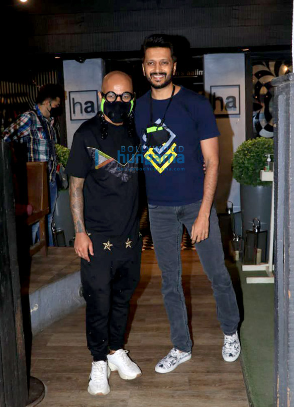 photos riteish deshmukh snapped at hakims aalim salon in bandra 3 2
