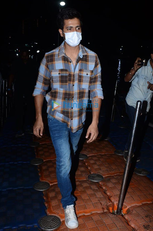 photos saif ali khan vicky kaushal and vatsal sheth snapped at jetty 5