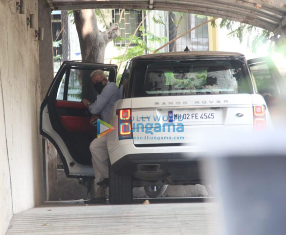 photos sanjay dutt snapped in santacruz 4