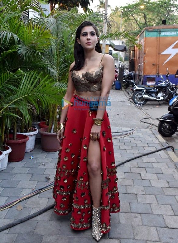 Photos: Sara Ali Khan snapped after a photoshoot in Juhu Photos: Sara Ali Khan snapped after a photoshoot in Juhu