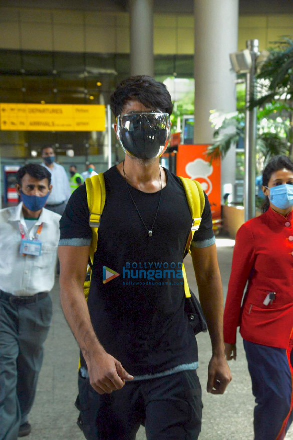 photos shahid kapoor hema malini and faruk kabir snapped at the airport 5