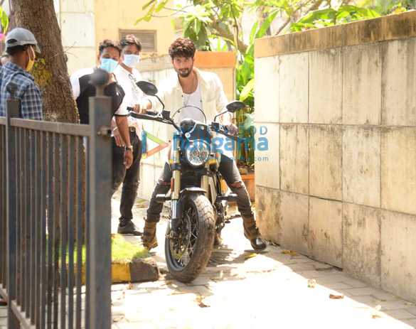 Photos: Shahid Kapoor snapped at his home during a shoot in Juhu Photos: Shahid Kapoor snapped at his home during a shoot in Juhu