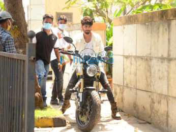 Photos: Shahid Kapoor snapped at his home during a shoot in Juhu