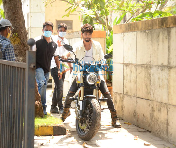 photos shahid kapoor snapped at his home during a shoot in juhu 2