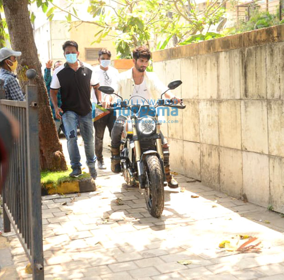 photos shahid kapoor snapped at his home during a shoot in juhu 4