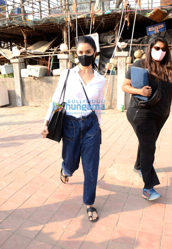 photos shraddha kapoor snapped at versova jetty 1 2
