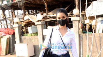 Photos: Shraddha Kapoor snapped at Versova jetty