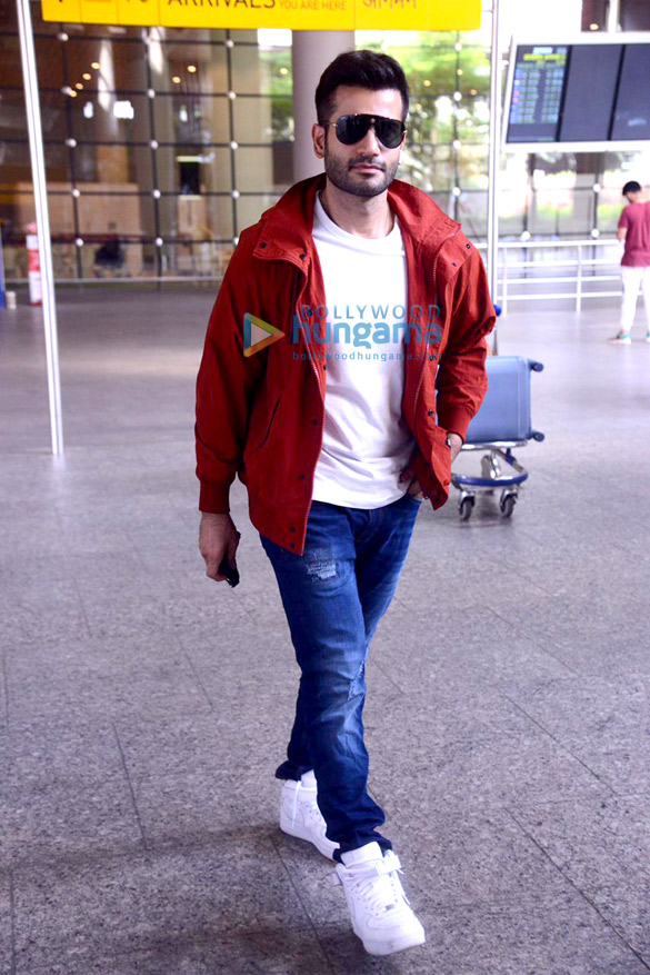 photos sophie choudry kanika kapoor rohit roy and others snapped at the airport 2
