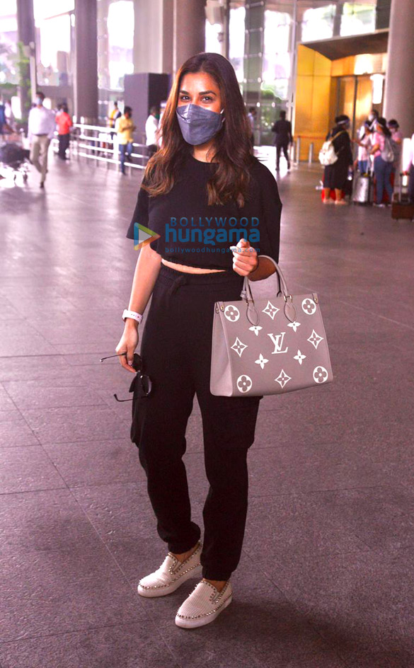Photos: Sophie Choudry, Kanika Kapoor, Rohit Roy and others snapped at the airport