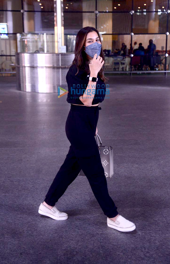 photos sophie choudry kanika kapoor and rohit roy snapped at the airport 4