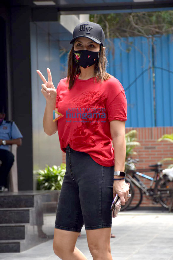 Photos: Sunny Leone snapped at salon in Juhu