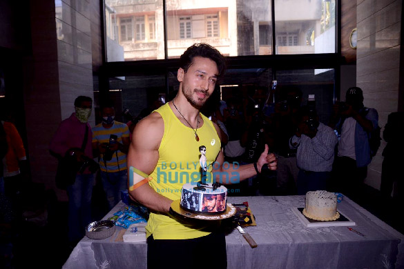 photos tiger shroff celebrates his birthday with media 3